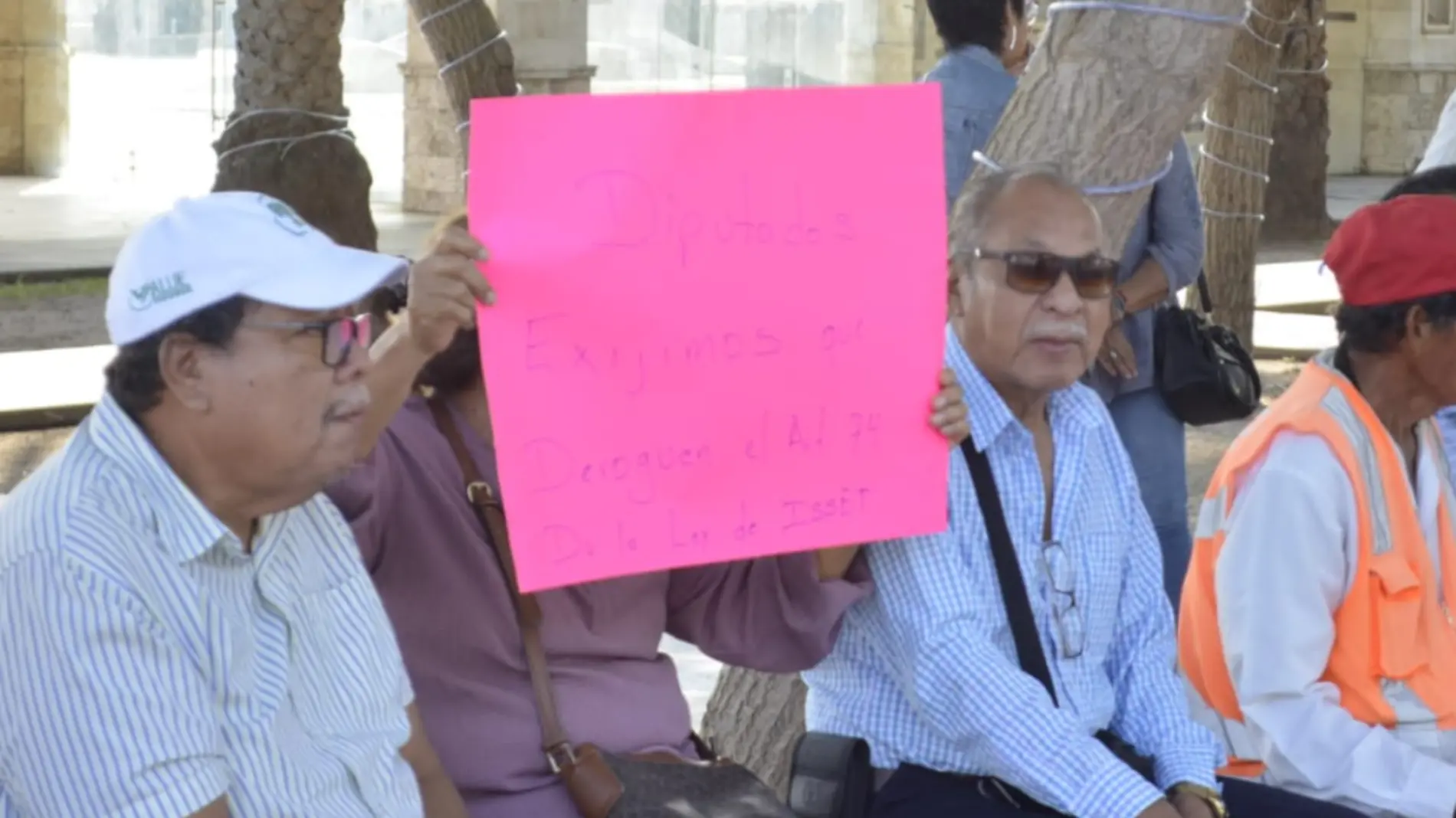 Protestan personas de la tercera edad